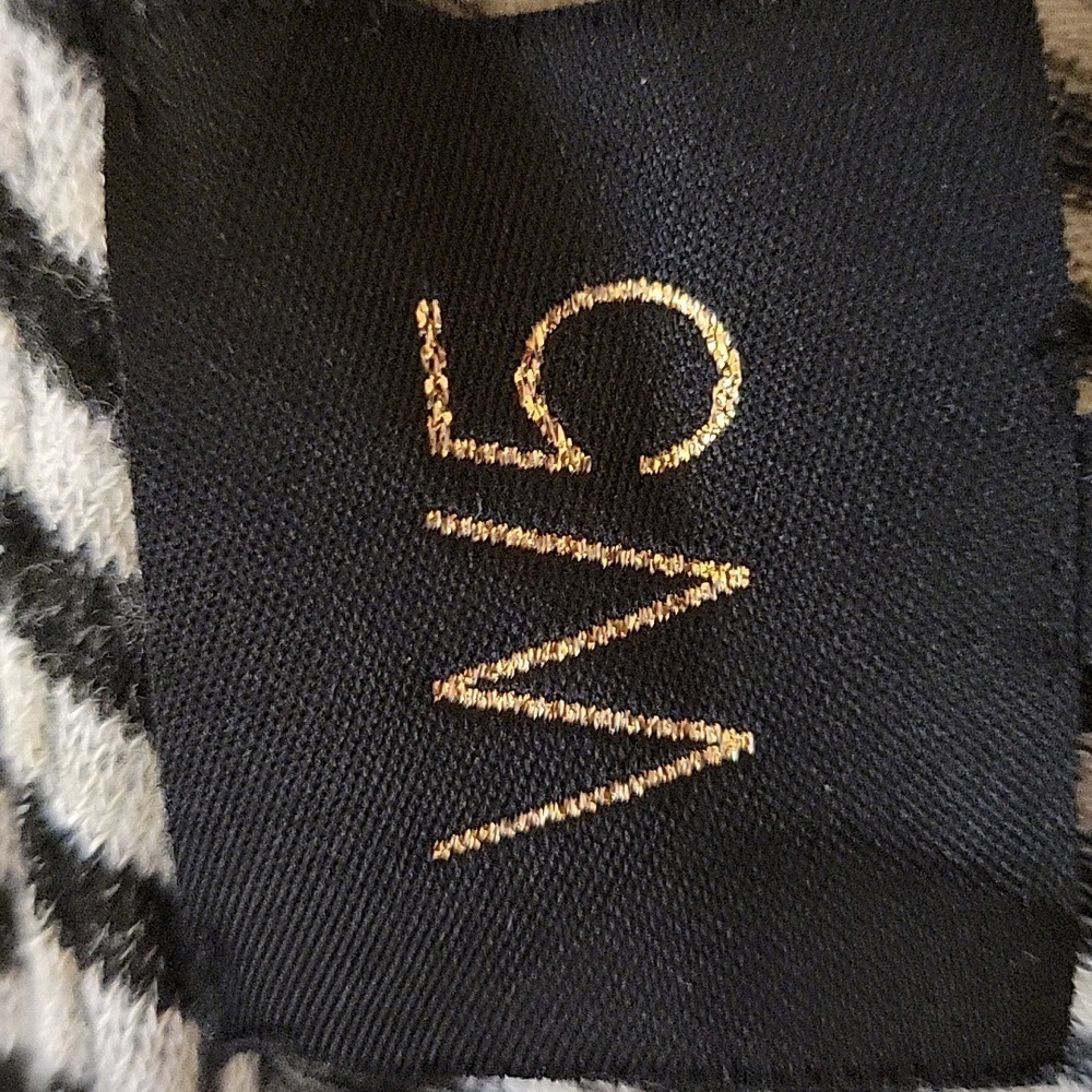 W5 black and white zipper back top - Picture 4 of 5